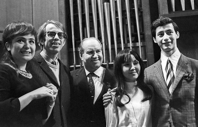 На фото: Владимир Теодорович Спиваков, завоевавший вторую премию,(слева направо) на IV Международном конкурсе имени П. И. Чайковского в Большом зале Московской государственной консерватории имени П. И. Чайковского, 1970