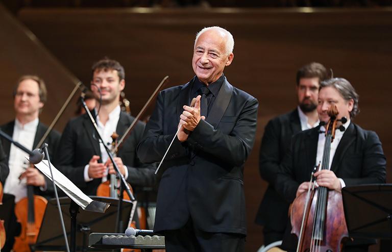 На фото: дирижер Владимир Спиваков во время XXI Международного фестиваля "Москва встречает друзей" в Светлановском зале Московского международного дома музыки, 2024