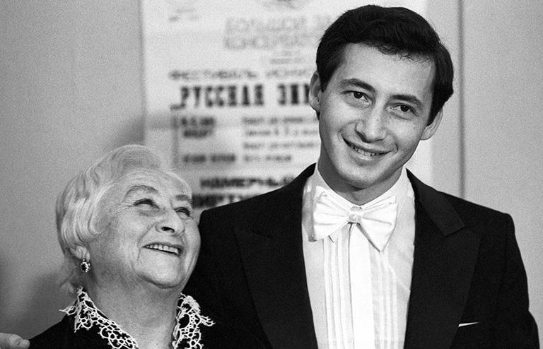 На фото: скрипач Владимир Спиваков со своей мамой Екатериной Спиваковой (Вайнтрауб), которая была его первой учительницей музыки, 1982 год