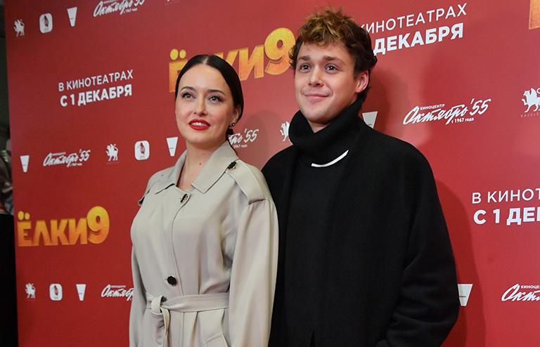 На фото: актёры Наталья Гнеушева и Влад Прохоров на премьере фильма "Елки-9" 