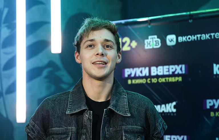 На фото: актёр Влад Прохоров на предпремьерном показе фильма "Руки вверх!", 2024