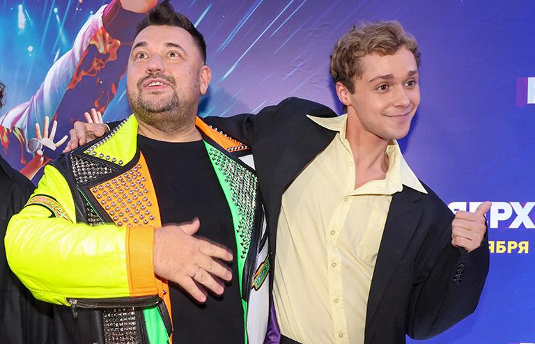 На фото: Сергей Жуков и Влад Прохоров на премьере фильма "Руки вверх!"