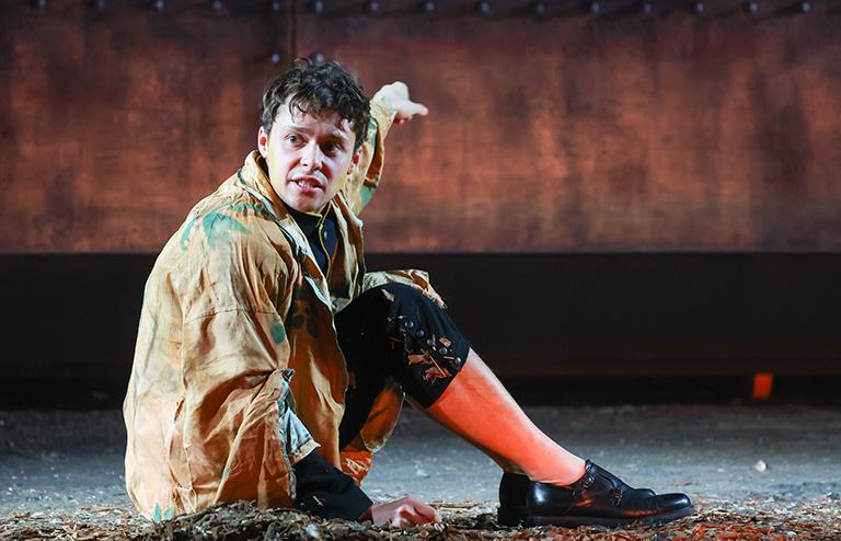 На фото: актёр Владислав Прохоров (Пётр) в сцене из спектакля "Мещане" по пьесе Максима Горького в постановке режиссёра Павла Сафонова в театре "Современник"