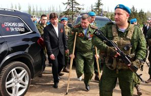 Глава ДНР Александр Захарченко (в центре) во время праздничных мероприятий на Саур-могиле в честь 70-летия Победы в Великой Отечественной войне, 2015 год