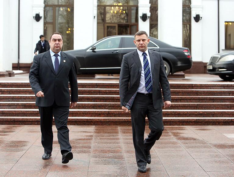 Лидеры ЛНР и ДНР Игорь Плотницкий и Александр Захарченко (слева направо) по окончании переговоров в "нормандском формате" по урегулированию кризиса на юго-востоке Украины, 2015 год