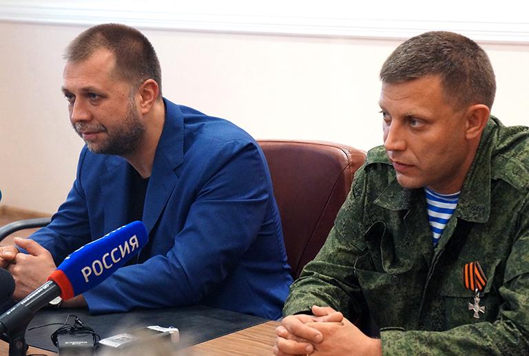 Бывший премьер-министр Донецкой народной республики Александр Бородай и новый премьер-министр ДНР Александр Захарченко (слева направо) на пресс-конференции в Донецкой областной госадминистрации, 2014 год