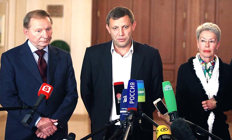  Экс-президент Украины Леонид Кучма, премьер-министр ДНР Александр Захарченко и представитель действующего председателя ОБСЕ по вопросам урегулирования ситуации в Украине Адельхейд Тальявини (слева направо) после заседания трехсторонней контактной группы (Украина-ОБСЕ-Россия) по урегулированию ситуации на востоке Украины у "Президент-отеля", 2014 год