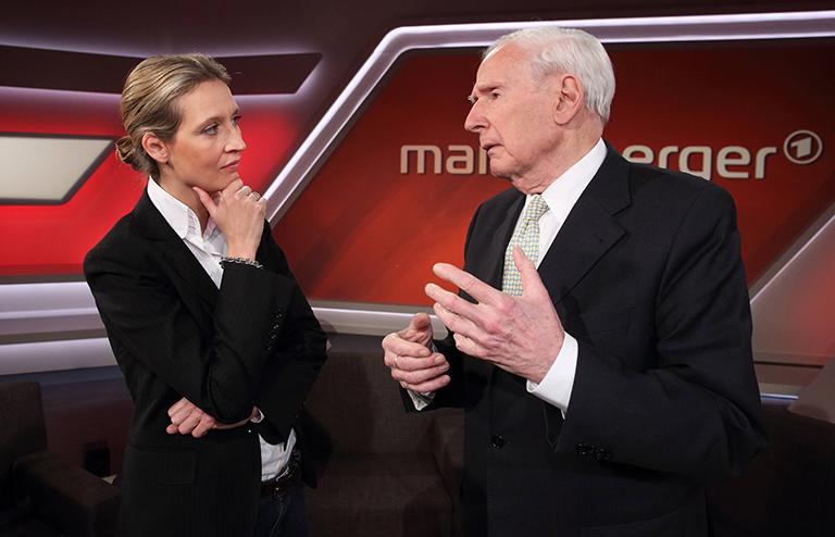 На фото: доктор Алиса Вайдель, член Федерального исполнительного совета АДГ, с доктором Клаусом из Донаньи, федеральным министром юстиции, в ток-шоу ARD "Майшбергер" 2016