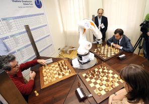 Глава наблюдательного совета Российской шахматной федерации, помощник президента РФ Аркадий Дворкович и конструктор шахматного робота Константин Костенюк (справа налево) во время матча с роботом, 2010 год