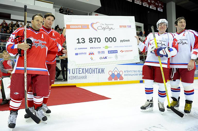 Помощник президента РФ Аркадий Дворкович, хоккеист Илья Ковальчук, вице-премьер РФ, министр финансов РФ Алексей Кудрин и хоккеист Александр Овечкин (слева направо) по окончании благотворительного товарищеского матча "От чистого сердца" в ДС "Сокольники", средства от которого будут перечислены детям, пострадавшим от лесных пожаров в России, 2010 год