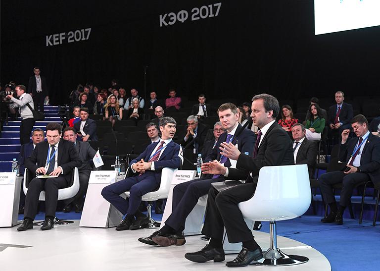 Председатель оргкомитета КЭФ, вице-премьер РФ Аркадий Дворкович (на первом плане) во время круглого стола "Мегапроекты в транспорте &ndash; бремя для бюджета или трамплин для экономики?" в рамках XIV Красноярского экономического форума, 2017 год