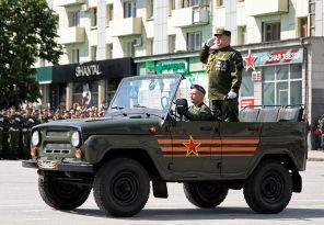 Глава ЛНР Игорь Плотницкий (справа) во время военного парада, посвященного 71-й годовщине Победы в Великой Отечественной войне, 2016 год