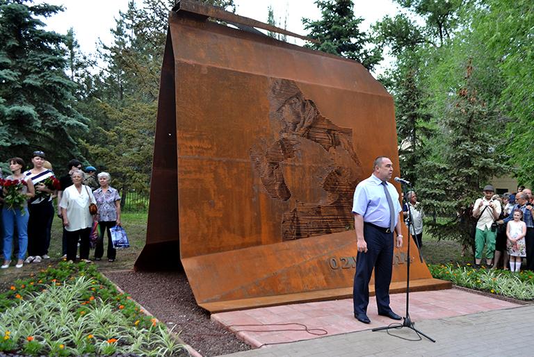 Глава Луганской народной республики (ЛНР) Игорь Плотницкий на открытии памятного знака "Погибшим мирным жителям 2 июня 2014 года" во время траурных мероприятий в годовщину авиаудара по зданию Луганской областной госадминистрации, 2015 год