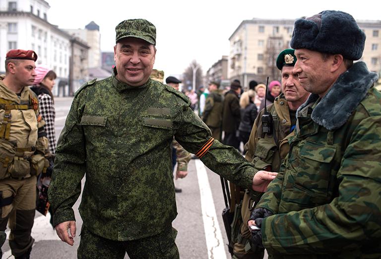 Глава Луганской народной республики Игорь Плотницкий (в центре) на торжественном вручении боевого знамени второй отдельной бригаде народной милиции ЛНР, 2014 год