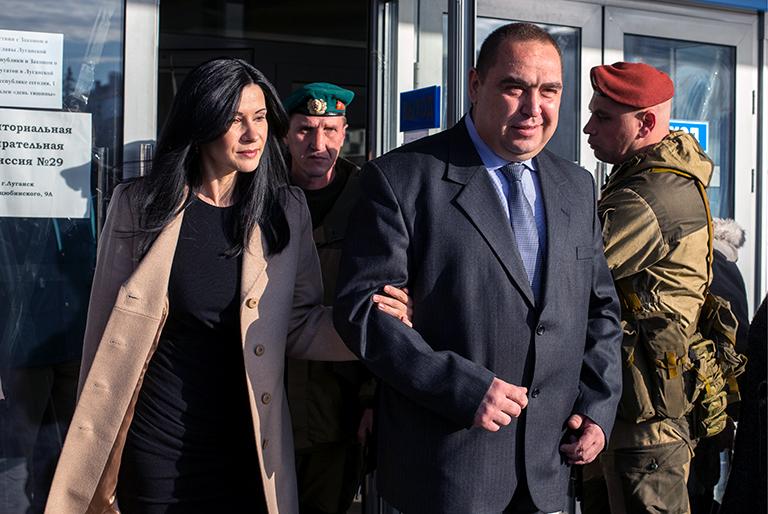 Глава Луганской народной республики Игорь Плотницкий (на первом плане) с супругой Ларисой после голосования на выборах главы ЛНР и депутатов Народного Совета республики на избирательном участке №29, 2014 год