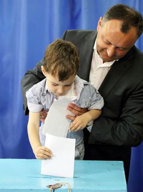 Кандидат в мэры Кишинева Игорь Додон с сыном на избирательном участке во время голосования на выборах мэра города, 2011 год