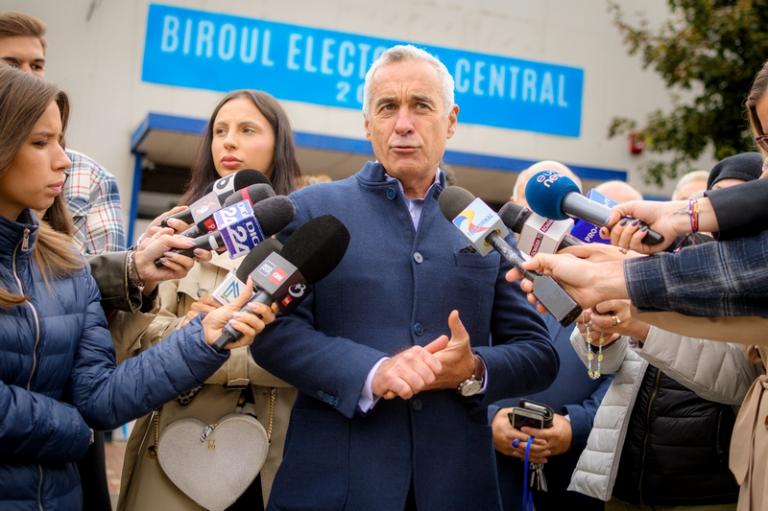 На фото: независимый кандидат Кэлин Джорджеску на выборах президента Румынии, 2024 год.