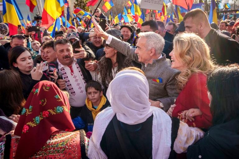 На фото: независимый кандидат в президенты Румынии Кэлин Джорджеску (в центре) во время акции протеста, 2024 год.