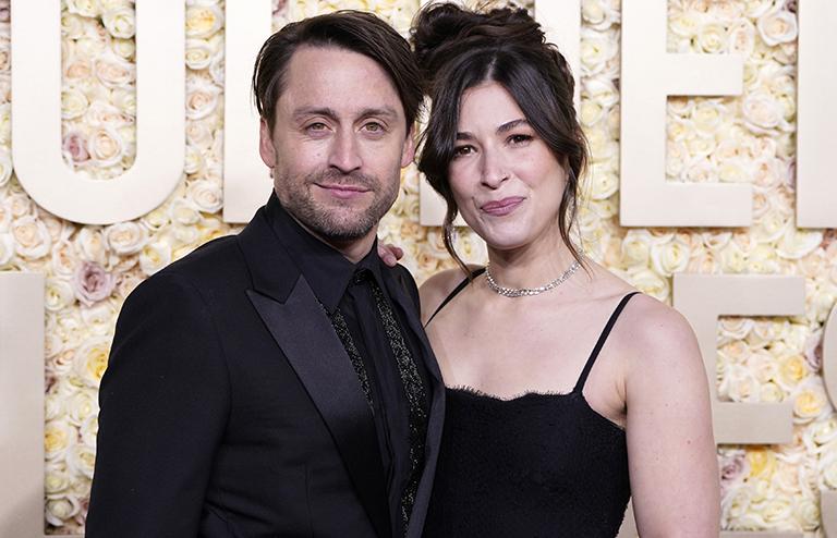 На фото: актер Киран Калкин и его супруга Джаза Чартон на 81-й церемонии вручения премии "Золотой глобус"