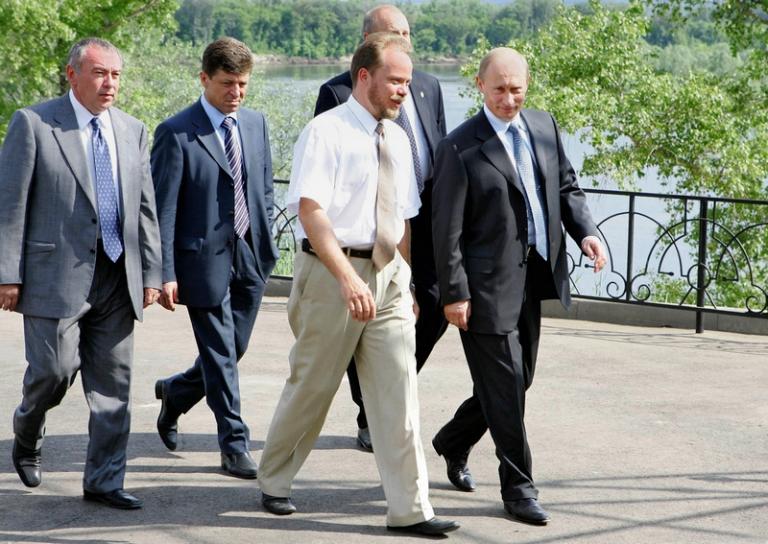 На фото: президент РФ Владимир Путин (справа) во время прогулки по набережной Дона станицы Вешенская. Слева направо - губернатор Ростовской области Владимир Чуб, полпред президента РФ в Южном федеральном округе Дмитрий Козак и внук писателя Александр Шолохов, 2005 год.