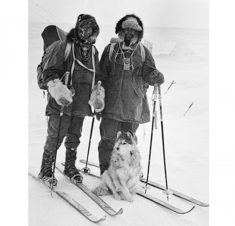 На фото: участники лыжного перехода к полюсу относительной недоступности в Северном Ледовитом океане в составе экспедиции газеты "Комсомольская Правда" художник из Находки Федор Конюхов (слева) и рабочий Московского автозавода имени Лихачева Василий Шишкарев на "СП-27" после финиша, 1986 год.