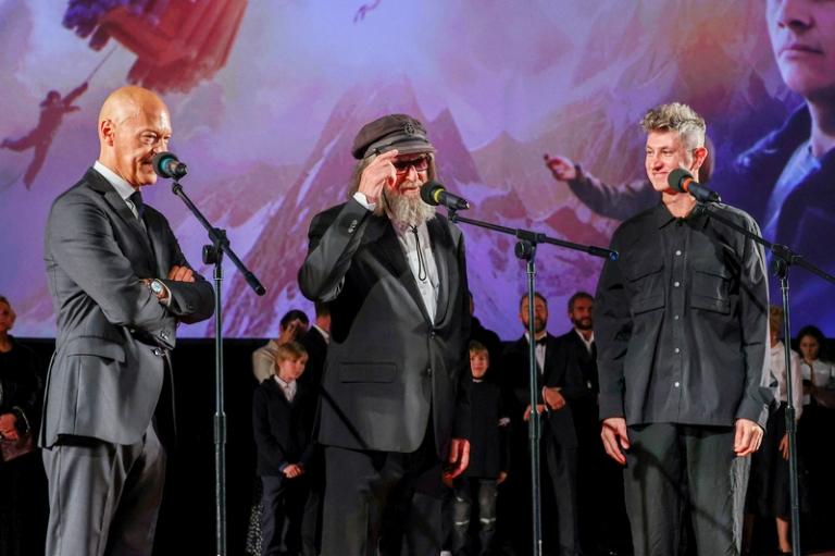 На фото (слева направо): актер и режиссер Федор Бондарчук, путешественник Федор Конюхов и режиссер Игорь Волошин на премьере фильма "Повелитель ветра", 2023 год.
