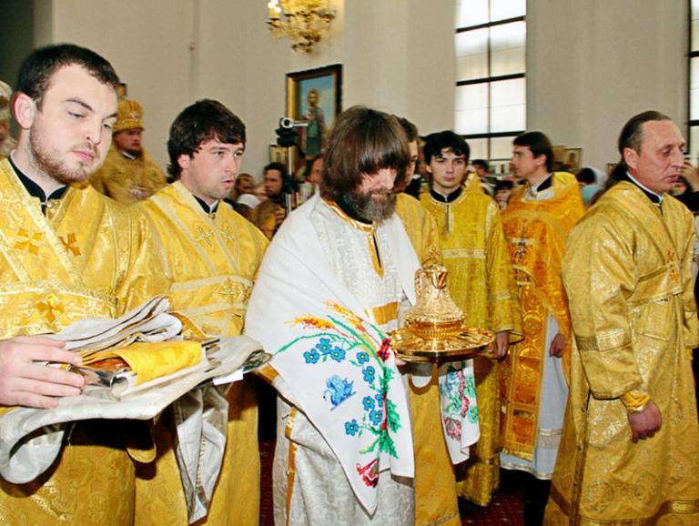 На фото: путешественник Федор Конюхов (в центре) во время рукоположения в диаконы, которое совершил епископ Запорожский и Мелитопольский Иосиф в Свято-Покровском кафедральном соборе, 2010 год.