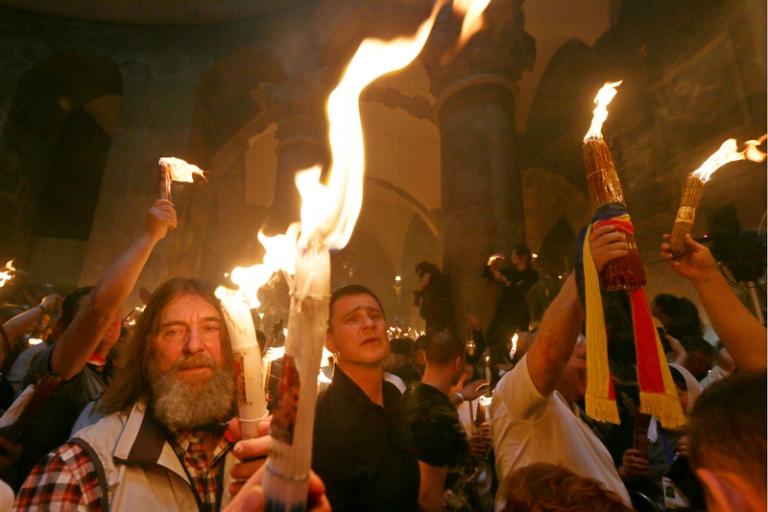 На фото: путешественник протоиерей Федор Конюхов (слева) в храме Гроба Господня во время схождения Благодатного огня накануне православной Пасхи, Иерусалим, Израиль, 2018 год.