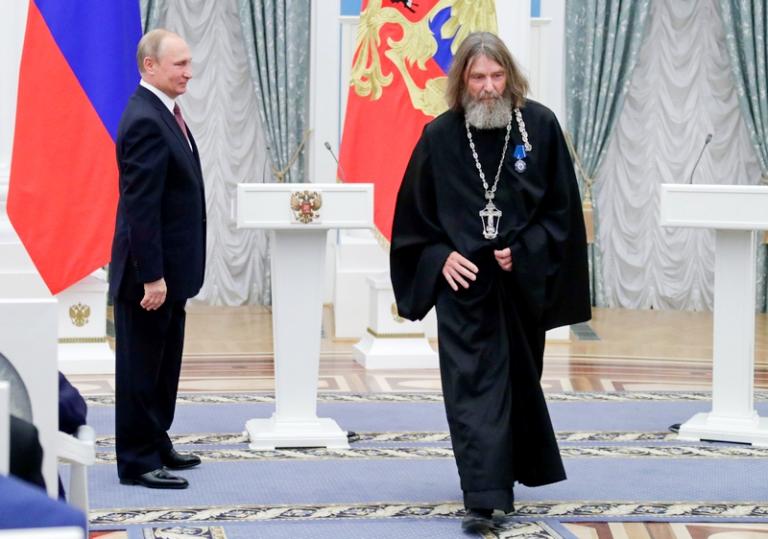 На фото: президент РФ Владимир Путин и путешественник протоиерей Федор Конюхов, награжденный орденом Почета, (слева направо) на церемонии вручения государственных наград РФ в Кремле, 2018 год.