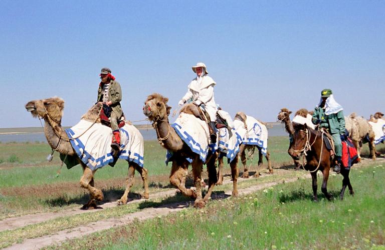 На фото: Федор Конюхов (слева) на берегу озера Маныч во время экспедиции по местам прохождения Великого Шелкового пути, 2002 год.