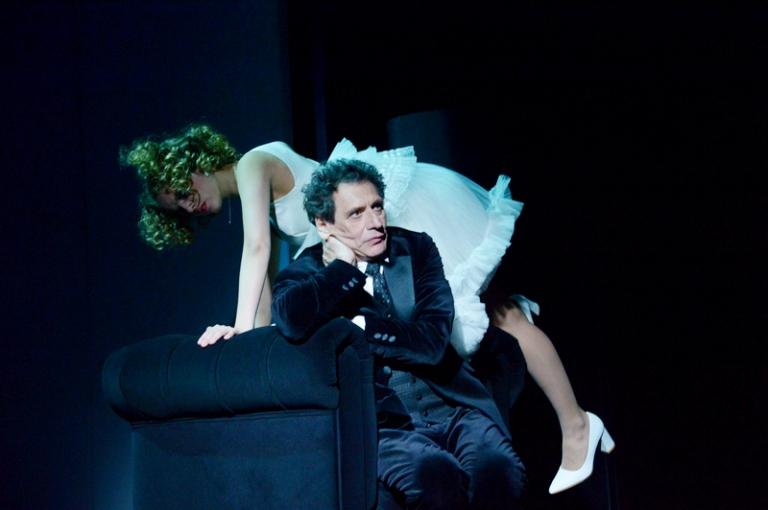 На фото: артисты Евгений Князев, Ника Здорик в спектакле «L'envers Du Decor» в постановке Эльдара Трамова, театр имени Вахтангова, 2022 год.