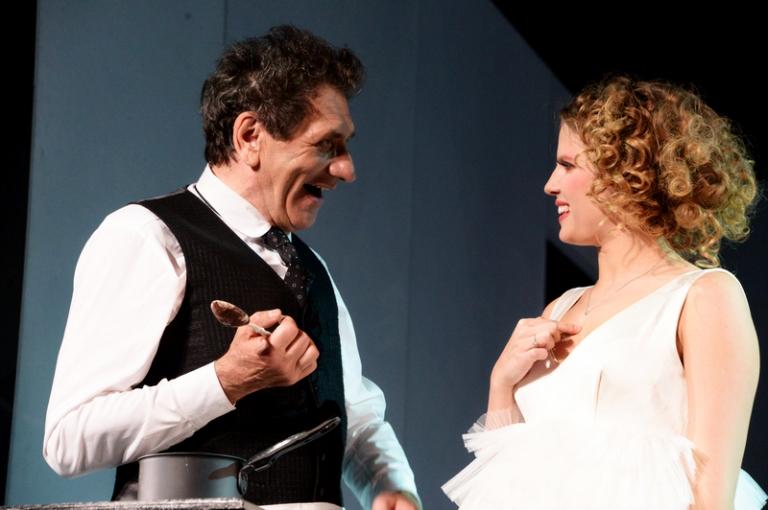 На фото: сцена из спектакля «L'envers Du Decor» в постановке Эльдара Трамова.