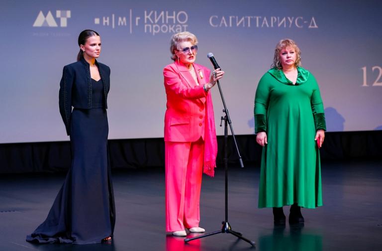 На фото: актриса Ника Здорик, режиссер Светлана Дружинина и актриса Ольга Машная (слева направо) на премьере фильма "Гардемарины 1787. Война" в кинотеатре "Синема Парк Мосфильм", 2023 год.