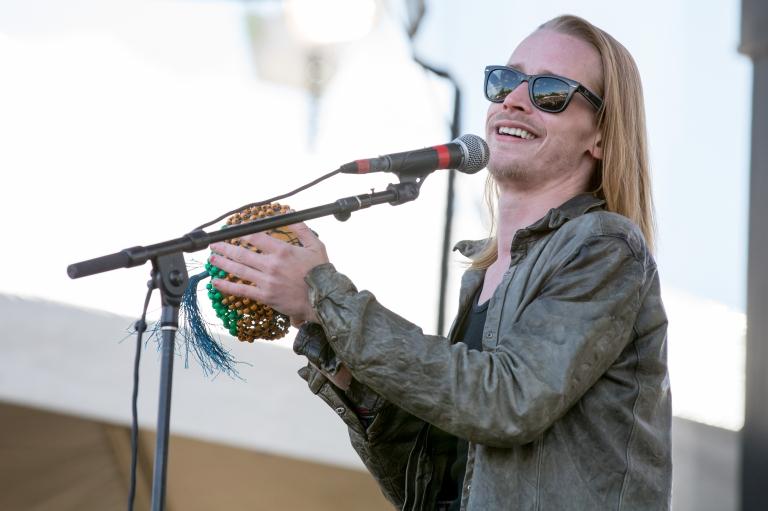 На фото: Маколей Калкин в составе группы The Pizza Underground выступает на музыкальном фестивале Riot Fest 2014