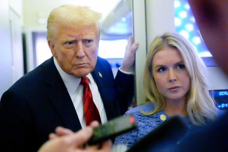 На фото: президент Дональд Трамп и пресс-секретарь Белого дома Каролина Ливитт во время общения с журналистами на борту Air Force One по пути из Майами на Объединенную базу Эндрюс, штат Мэриленд, 2025 год.