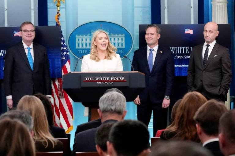 На фото: директор Национального экономического совета США Кевин Хассетт, пресс-секретарь Белого дома Кэролайн Ливитт, советник президента США по национальной безопасности Майкл Уолтц и советник президента США по внутренней безопасности Стивен Миллер (слева направо) во время брифинга.