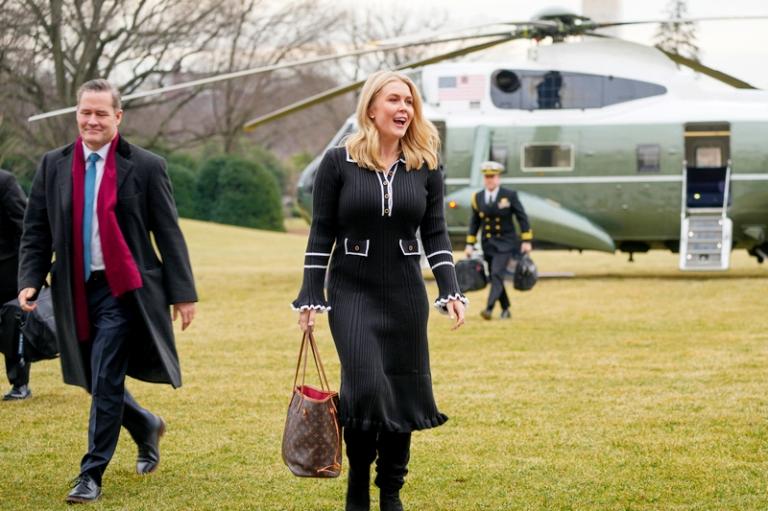 На фото: пресс-секретарь Белого дома Каролин Ливитт и советник по национальной безопасности Майк Уолц вышли из вертолета Marine One после участия президента Трампа на политической конференции CPAC, 2025 год.
