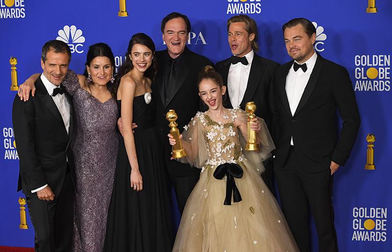 На фото: Дэвид Хейман, Шеннон Макинтош, Маргарет Куэлли, Квентин Тарантино, Брэд Питт, Джулия Баттерс и Леонардо Ди Каприо позируют в зале для прессы на 77-й ежегодной церемонии вручения премии "Золотой глобус", 2020