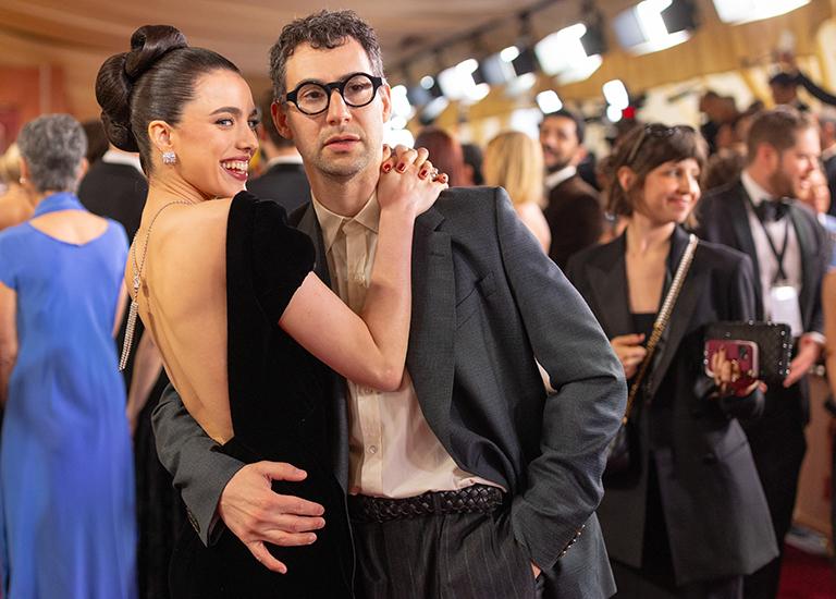 На фото: Маргарет Куэлли и Джек Антонофф появляются на красной дорожке 97-й церемонии вручения "Оскара"