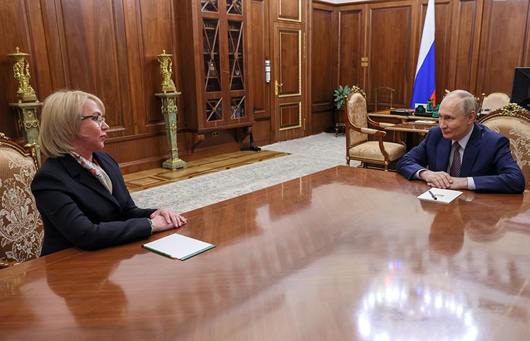 На фото: президент РФ Владимир Путин и экс-глава правительства Запорожской области Ирина Гехт во время встречи в Кремле, 2025