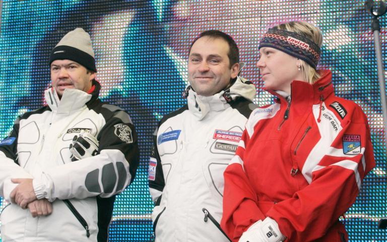 На фото: президент Федерации горнолыжного спорта и сноуборда Андрей Бокарев, президент спортивного клуба «Новая Лига» Дмитрий Свищев и горнолыжница, олимпийская чемпионка Светлана Гладышева на соревнованиях по горнолыжному спорту на Кубок Президента 2006 года.