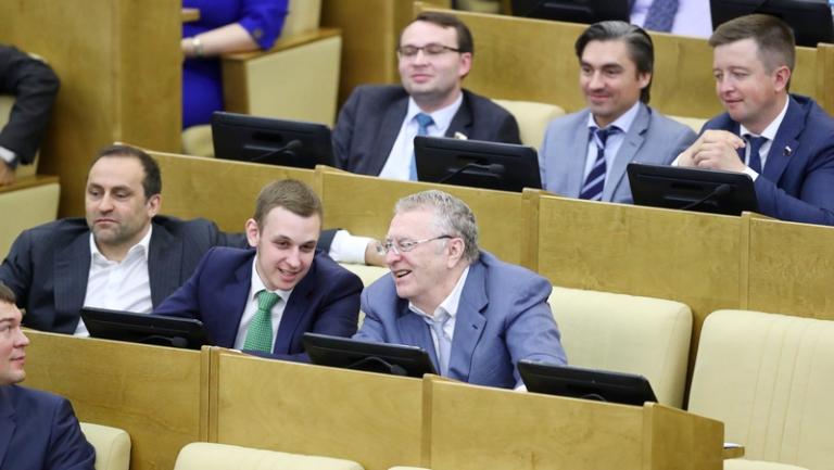 На фото: председатель комитета Госдумы по физической культуре, спорту, туризму и делам молодежи Михаил Дегтярев (на первом плане), член комитета Госдумы по физической культуре, спорту, туризму и делам молодежи Дмитрий Свищев, член комитета Госдумы по физической культуре, спорту, туризму и делам молодежи Василий Власов, руководитель фракции ЛДПР в Госдуме Владимир Жириновский (слева направо на втором плане), член комитета Госдумы по федеративному устройству и вопросам местного самоуправления Юрий Волков, заместитель председателя комитета Госдумы по информационной политике, информационным технологиям и связи Андрей Свинцов и член комитета Госдумы по экономической политике, промышленности, инновационному развитию и предпринимательству ИгорьТорощин (слева направо на третьем плане) на пленарном заседании Государственной думы РФ, 2017 год.