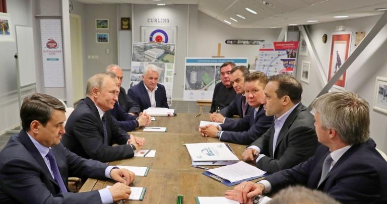 На фото: помощник президента РФ Игорь Левитин, президент России Владимир Путин (слева направо), министр спорта РФ Павел Колобков, член комитета Госдумы РФ по физической культуре, спорту, туризму и делам молодежи, президент Федерации керлинга России Дмитрий Свищев, председатель правления, заместитель председателя совета директоров ПАО "Газпром", вице-президентом Российского футбольного союза Алексей Миллер, губернатор Краснодарского края Вениамин Кондратьев и президент Международной федерации самбо Василий Шестаков (справа налево) во время посещения керлингового центра "Ледяной куб", Сочи, 2019 год.