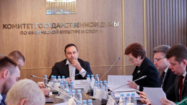 На фото: Дмитрий Свищев во время совещания Комитета Госдумы по спорту, 2024 год.