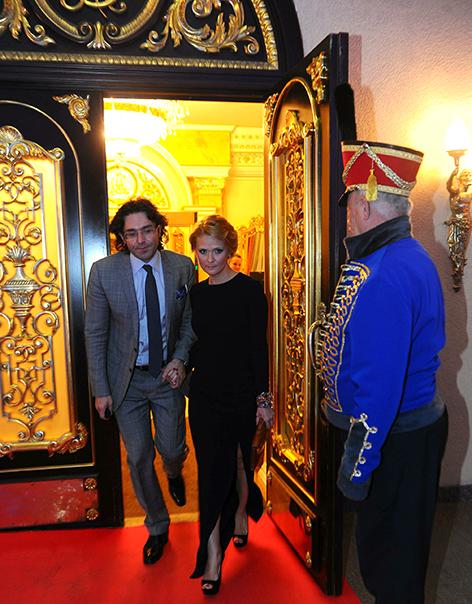 45-летие певца Филиппа Киркорова в ресторане Safisa. На снимке: телеведущий Андрей Малахов с женой, издатель журнала Elle Натальей Шкулевой, 2012 год