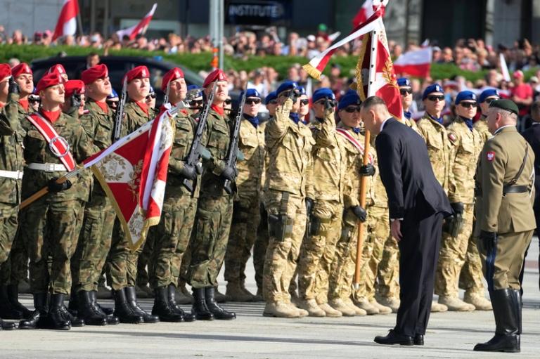 На фото: новый президент Польши Кароль Навроцкий присутствует на официальной церемонии принятия командования Вооруженными силами у Могилы Неизвестного солдата на площади Пилсудского в Варшаве, Польша.