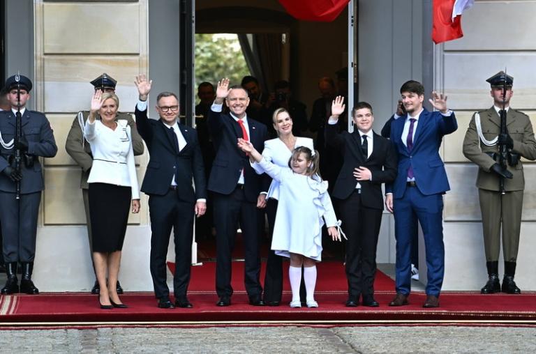На фото (слева направо): 10-й президент Польши Анджей Дуда с супругой Агатой и новоизбранный президент Польши Кароль Навроцкий с супругой Мартой и детьми.