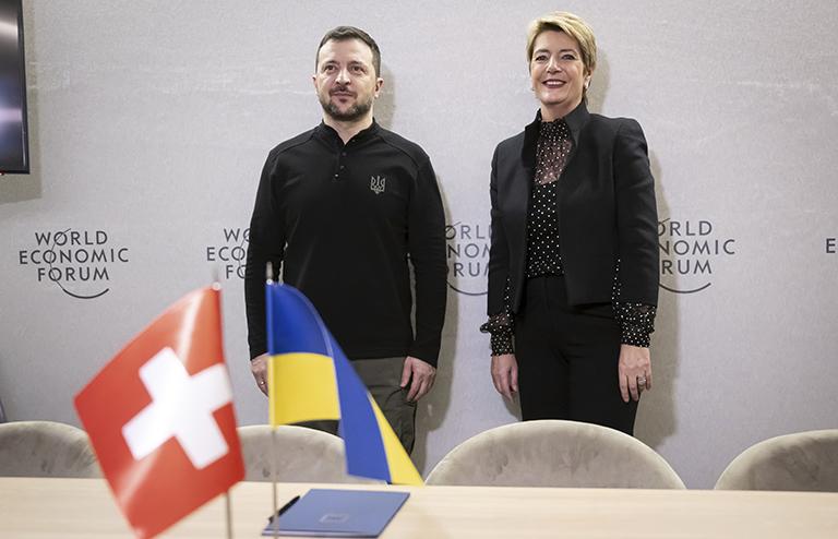 На фото: президент Швейцарии Карин Келлер-Саттер (справа) и президент Украины Владимир Зеленский (слева) позируют перед двусторонней встречей на полях 55-го ежегодного Всемирного экономического форума (ВЭФ) в Давосе