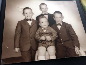 На фото братья слева направо: Эд, Грег, Томас и Майк (внизу)