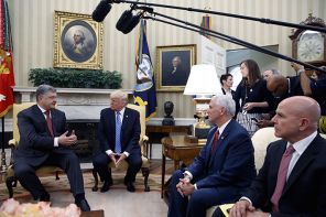 Во время встречи в Овальном кабинете Белого дома 20 июня 2017 года (слева направо) Петр Порошенко, Дональд Трамп, вице-президент Майк Пенс и советник по национальной безопасности Г. Р. Макмастер